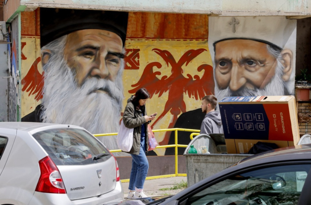 Leci sa pozivom na otpor osvanuli u severnom delu Kosovske Mitrovice FOTO