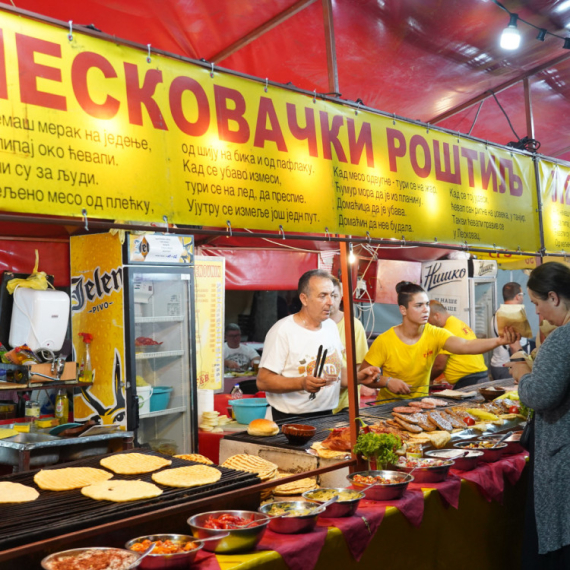 Počela Roštiljijada! Ovo su cene pljeskavica VIDEO