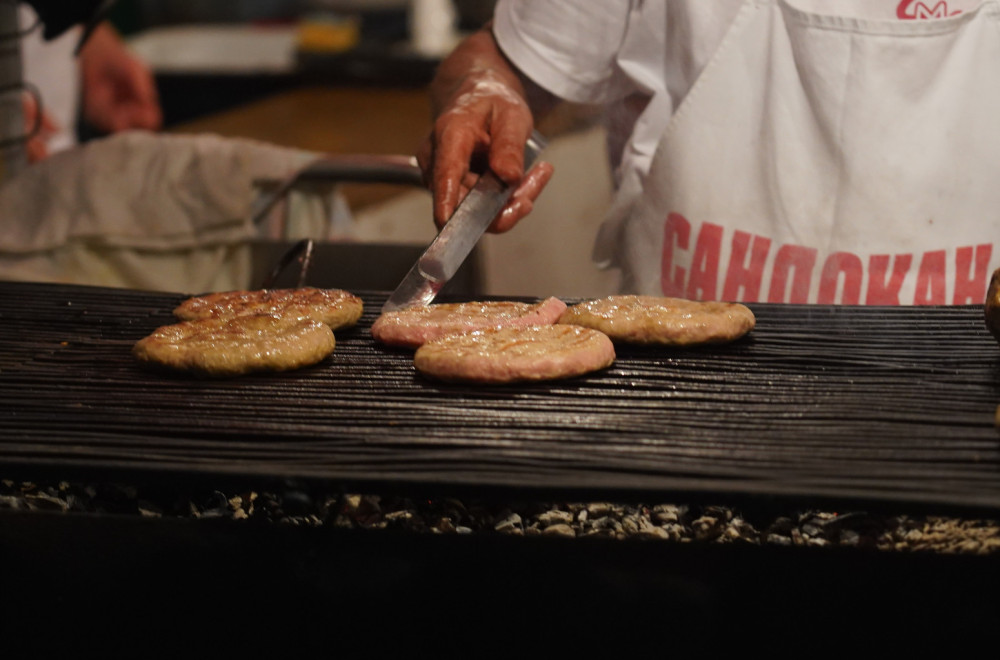 Delić atmosfere sa Roštiljijade: Za jedno veče pojede se 30.000 pljeskavica VIDEO