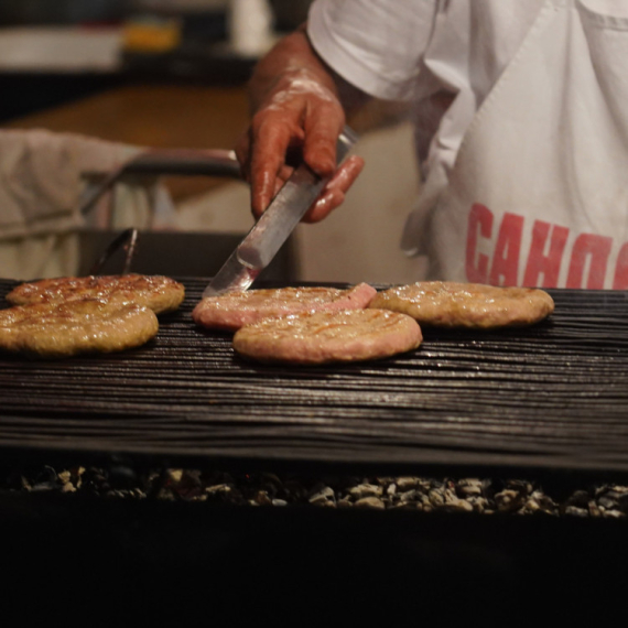 Delić atmosfere sa Roštiljijade: Za jedno veče pojede se 30.000 pljeskavica VIDEO