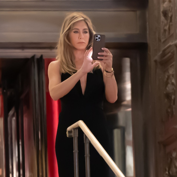 Omiljena "prijateljica" ponovo diktira trend: Pogledajte top frizuru 2025. FOTO