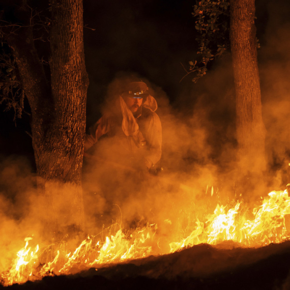 Veliki požar iznad Bara: Vatra se razbuktala na nepristupačnom terenu