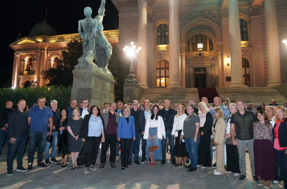 Ministri u Vladi sa građanima: Ispred Skupštine i studenti koji žele da uče FOTO