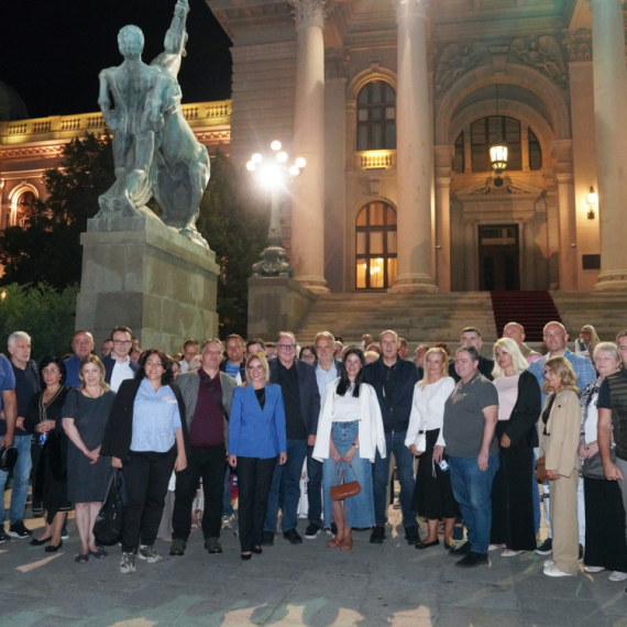 Ministri u Vladi sa građanima: Ispred Skupštine i studenti koji žele da uče FOTO