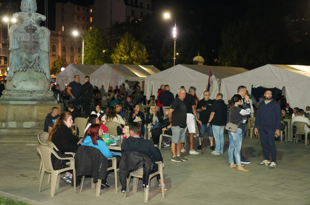 Ministri u Vladi sa građanima: Ispred Skupštine i studenti koji žele da uče FOTO