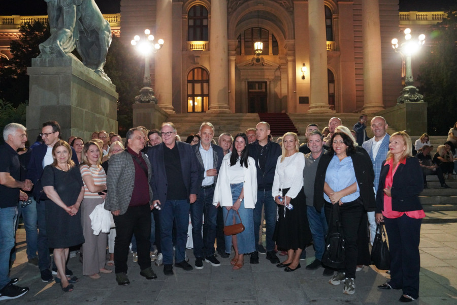 Ministri u Vladi sa građanima: Ispred Skupštine i studenti koji žele da uče FOTO