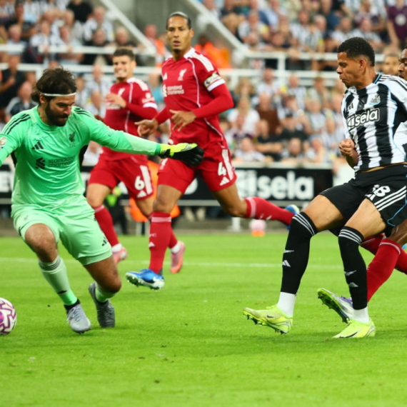 Klinac od 16 godina spasao Liverpul u 100. minutu – desetkovani Njukasl umalo do boda VIDEO