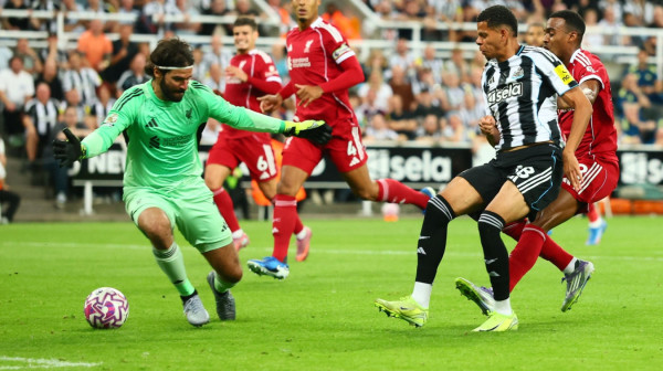 Klinac od 16 godina spasao Liverpul u 100. minutu – desetkovani Njukasl umalo do boda VIDEO