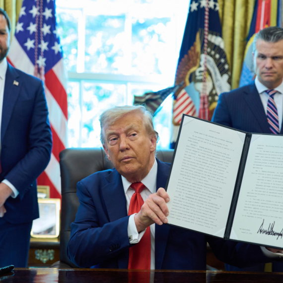 Tramp im menja ime; Ubacuje se reč "rat"