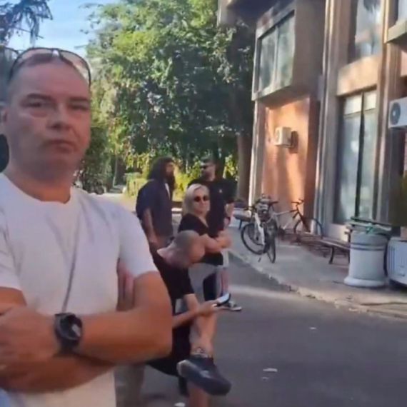 Hapšen zbog napada na policiju, sad sprečava rad fakulteta; Ješić ispred Filozofskog fakulteta u Novom Sadu