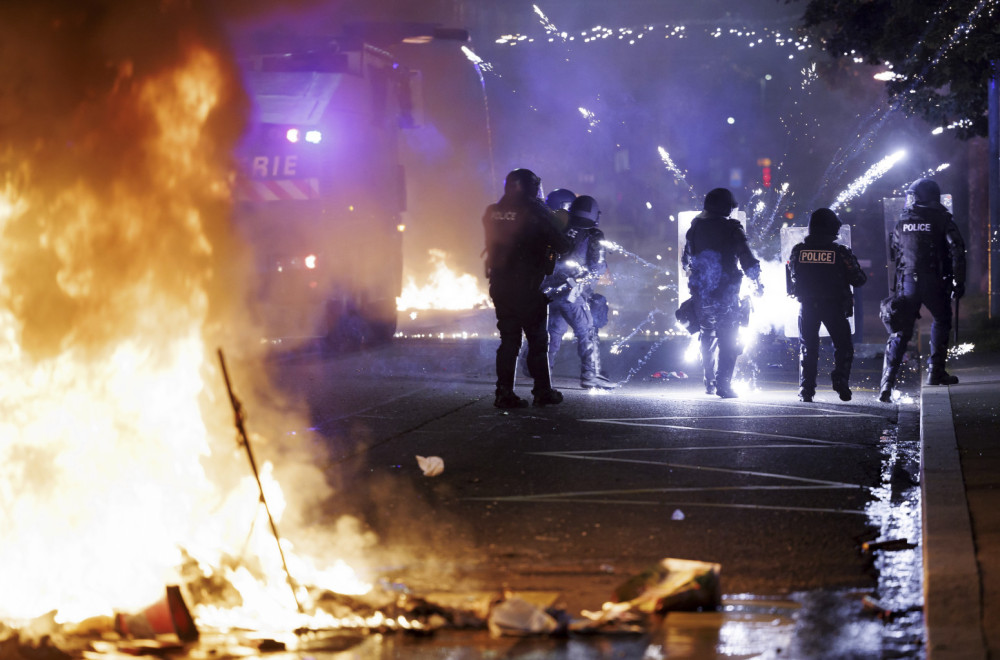 Ovako policija udara na demonstrante u Švajcarskoj: Serija gumenih metaka, suzavci i vodeni top VIDEO