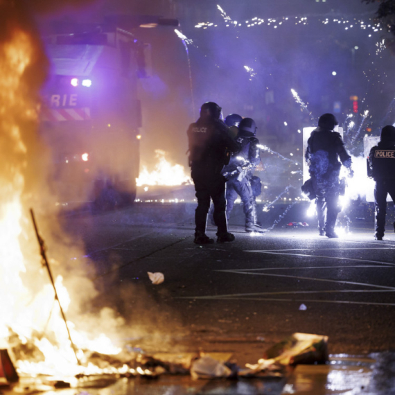 Ovako policija udara na demonstrante u Švajcarskoj: Serija gumenih metaka, suzavci i vodeni top VIDEO