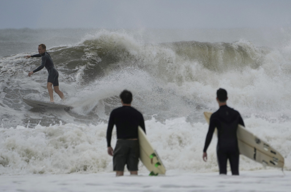 Uragan Erin ostavio pustoš; Ima mrtvih; Počela da se formiraju još dva