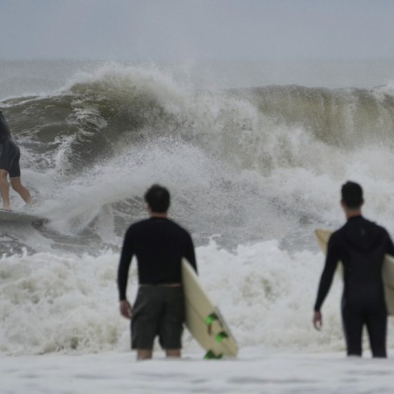 Uragan Erin ostavio pustoš; Ima mrtvih; Počela da se formiraju još dva