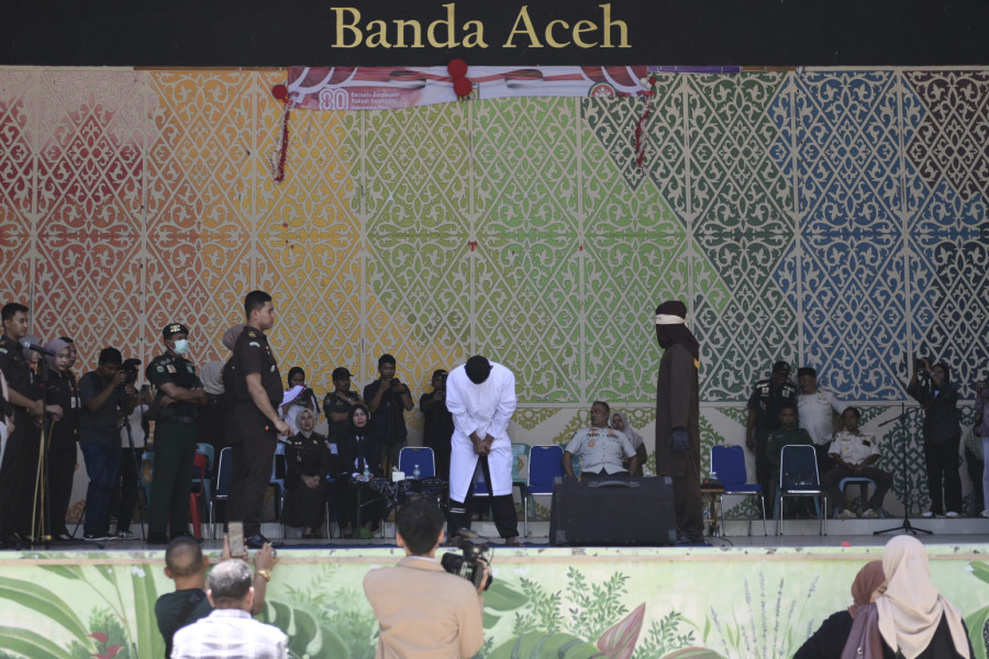 Dvojica muškaraca javno bičevana nakon što su uhvaćeni u prisnom zagrljaju FOTO