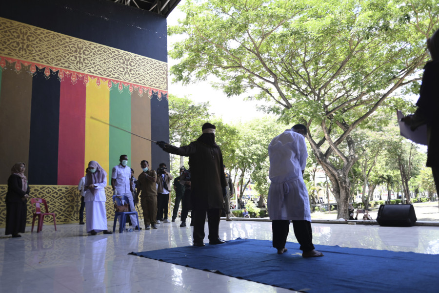 Dvojica muškaraca javno bičevana nakon što su uhvaćeni u prisnom zagrljaju FOTO