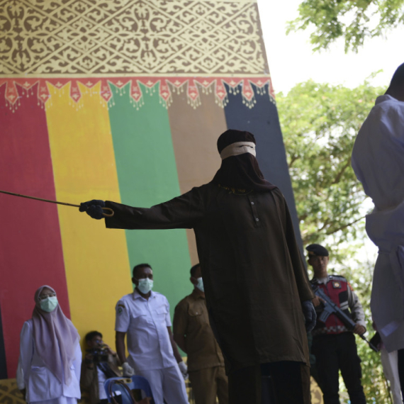 Dvojica muškaraca javno bičevana nakon što su uhvaćeni u prisnom zagrljaju FOTO