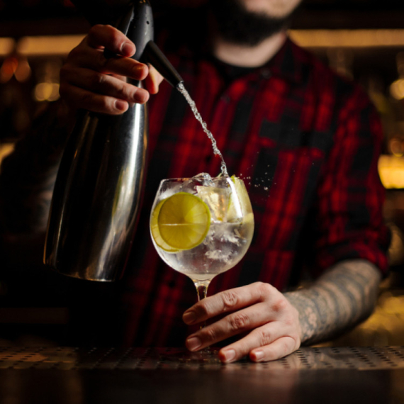 "Voda nije samo voda": U ovom restoranu prodaju različite vrste vode, a naplaćuju ih papreno FOTO