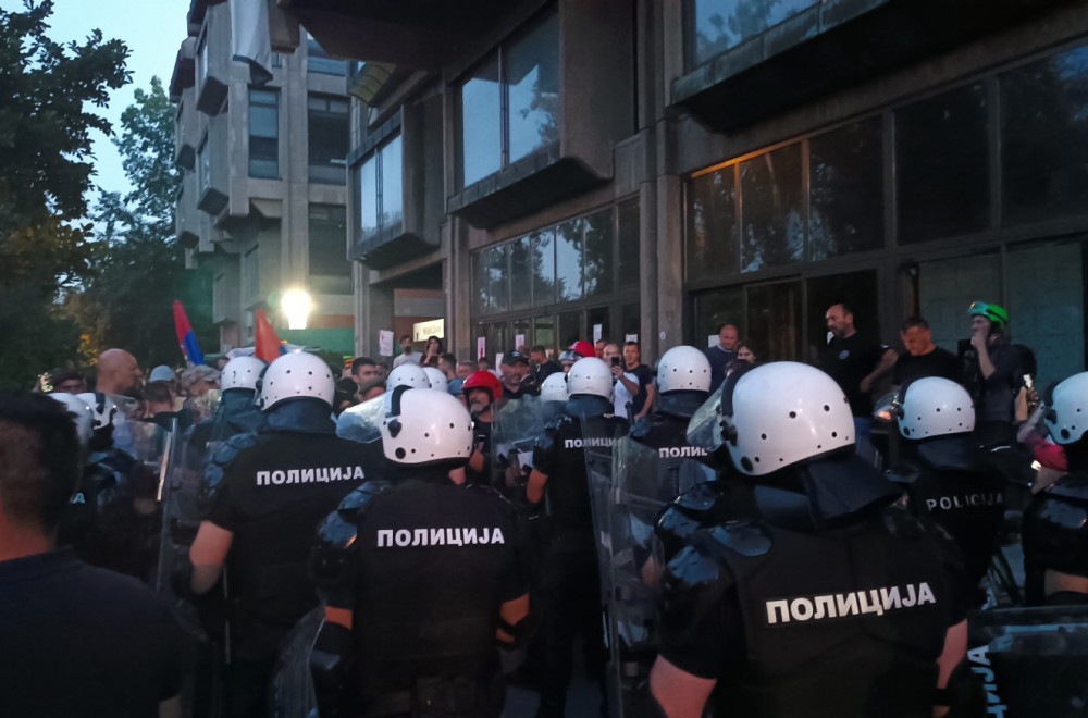 MUP: Uhapšen osumnjičeni za napad na policijske službenike ispred Filozofskog fakulteta