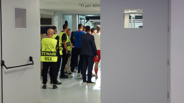 Arnautović hteo da se obračuna ispred svlačionice FOTO