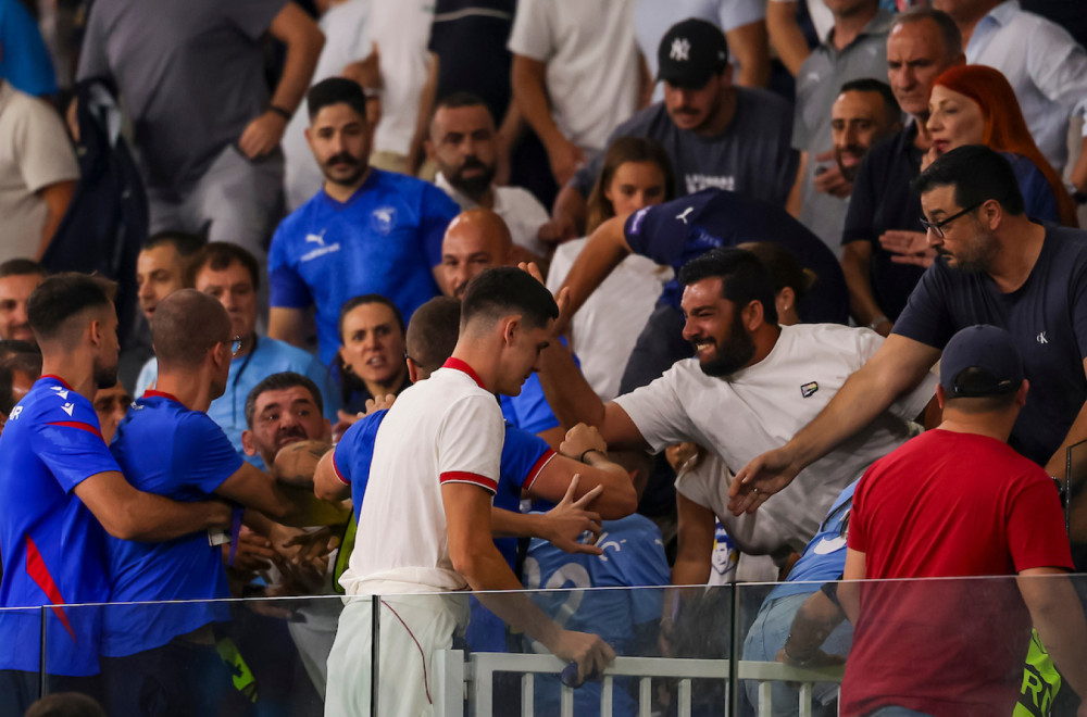 Otkrivamo detalje haosa – napadnut igrač Zvezde, Arnautović reagovao