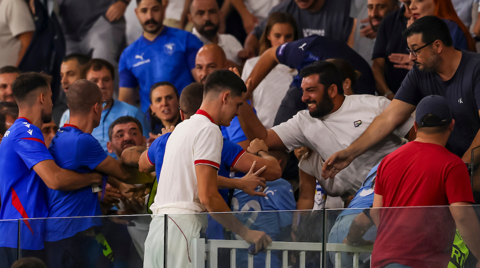 Otkrivamo detalje haosa – napadnut igrač Zvezde, Arnautović reagovao