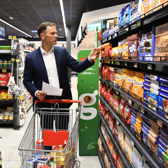 Mali u kupovini: Evo šta mu je na spisku; Sprema se da uporedi cene nakon primene Vučićevih mera FOTO