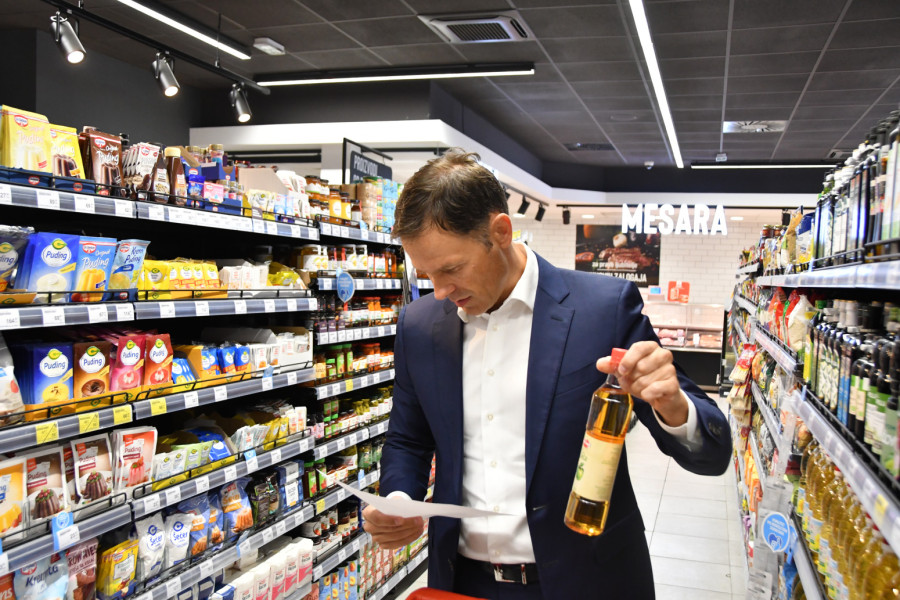 Mali u kupovini: Evo šta mu je na spisku; Sprema se da uporedi cene nakon primene Vučićevih mera FOTO