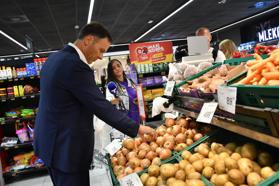 Mali u kupovini: Evo šta mu je na spisku; Sprema se da uporedi cene nakon primene Vučićevih mera FOTO
