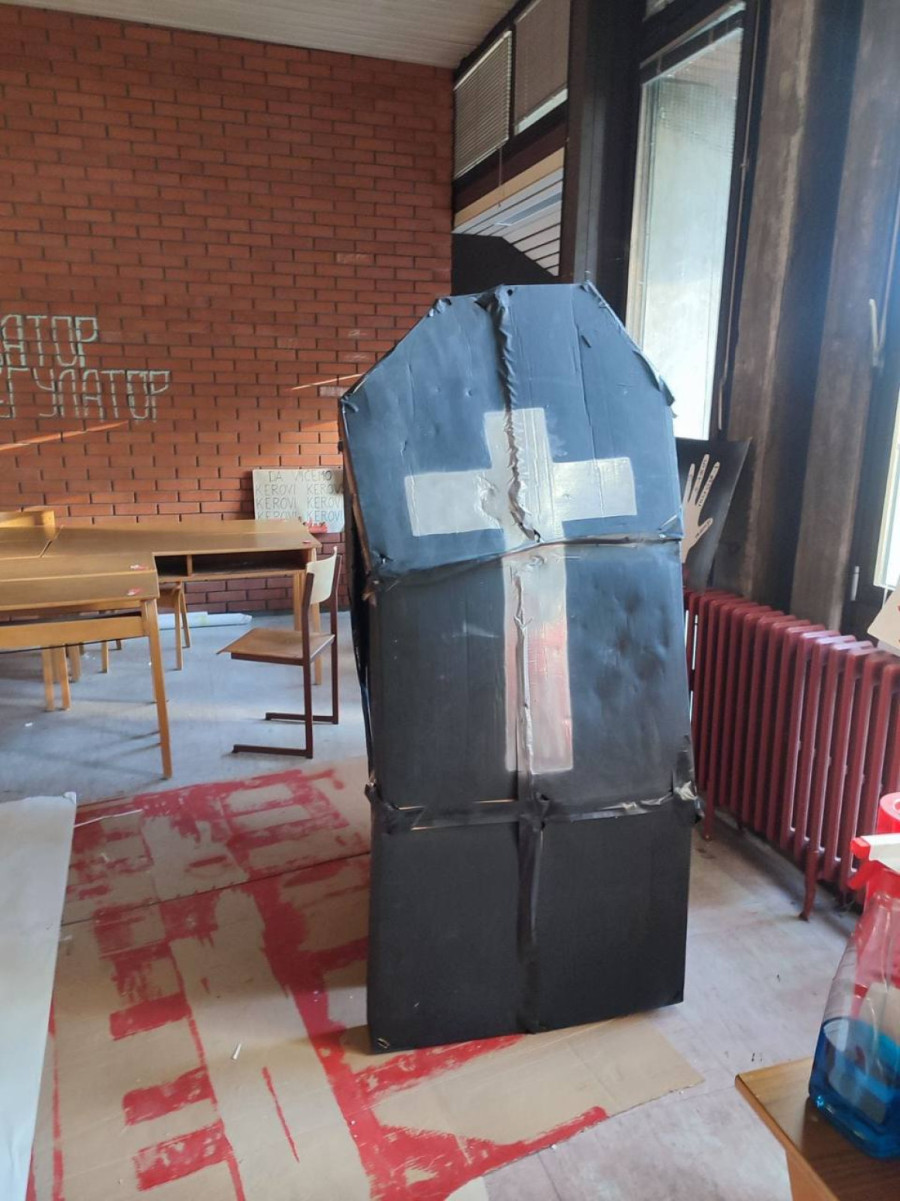 Oni bi da upravljaju Srbijom; Evo na šta liči FilozofskI fakultet nakon 9 meseci opsade blokadera FOTO