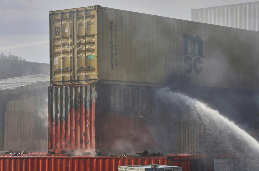 Hamburgom odjekuju eksplozije; Boce s plinom letele u vazduh; Vatrogascci se i dalje bore