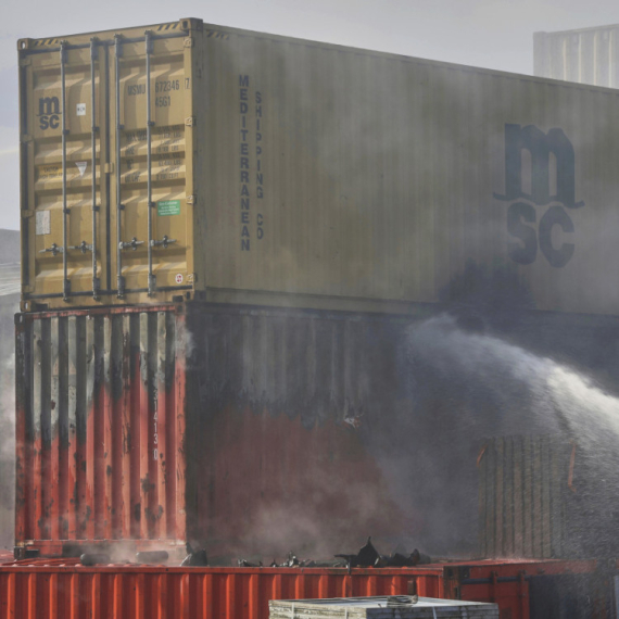 Hamburgom odjekuju eksplozije; Boce s plinom letele u vazduh; Vatrogascci se i dalje bore