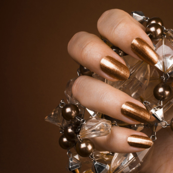 Sezonski glamur na vrhovima prstiju: Ovaj manikir nas je osvojio za kraj leta FOTO