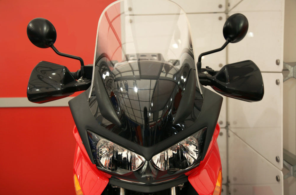 Da li su visok vetrobran i deflektor uvek dobro rešenje?