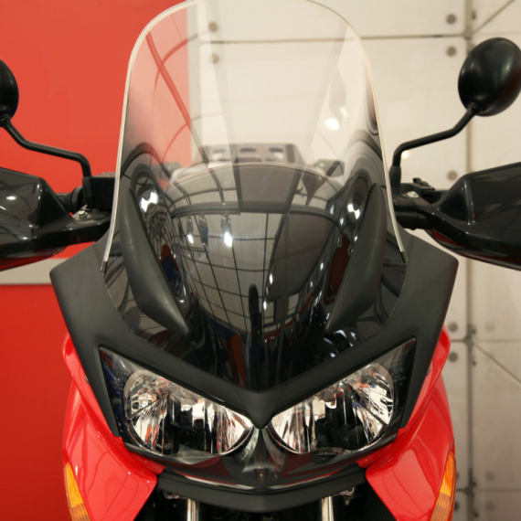 Da li su visok vetrobran i deflektor uvek dobro rešenje?