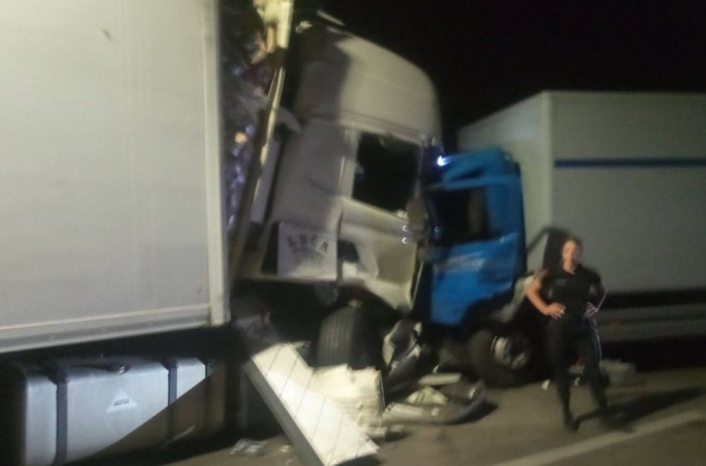 Sudarila se dva šlepera i putničko vozilo: Jedna osoba bila zarobljena u automobilu FOTO