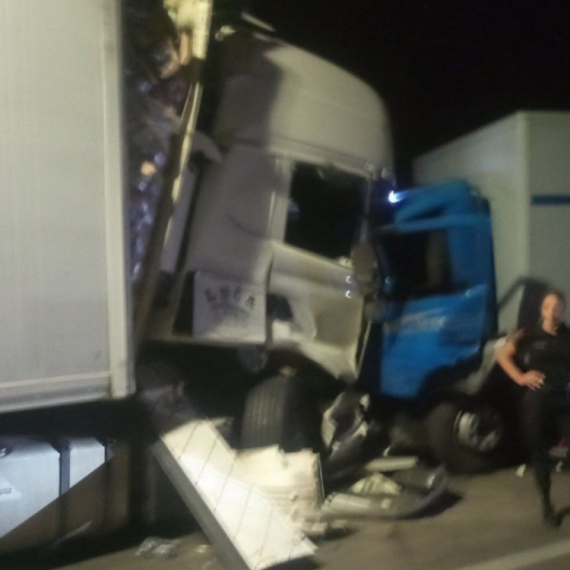 Sudarila se dva šlepera i putničko vozilo: Jedna osoba bila zarobljena u automobilu FOTO