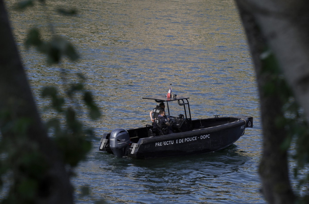 Šta se ovo dešava kod Pariza? Policija u šoku FOTO