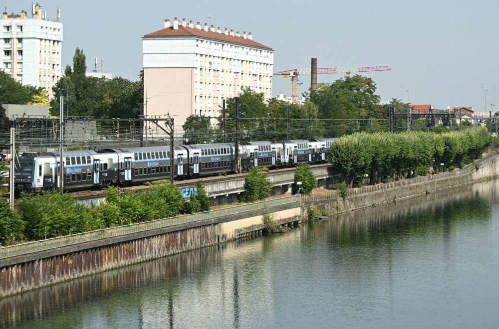 Šta se ovo dešava kod Pariza? Policija u šoku FOTO