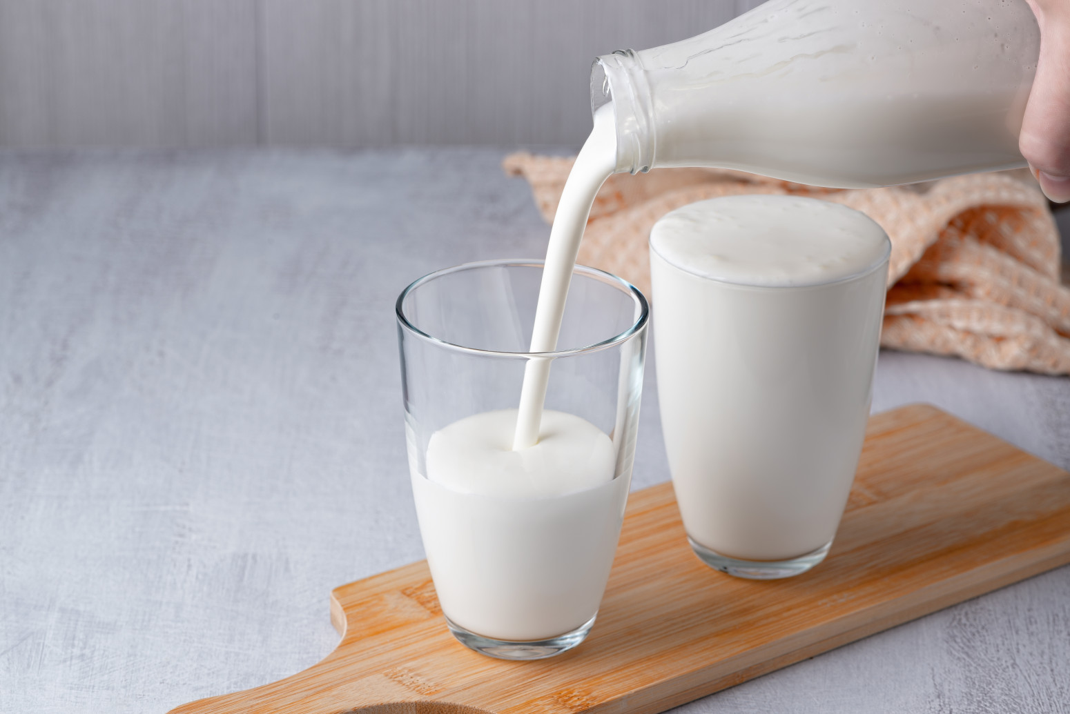 Ajran ili kefir, dve čaše koje kriju veliku razliku: Evo šta se zapravo dešava u vašem telu kada ih pijete