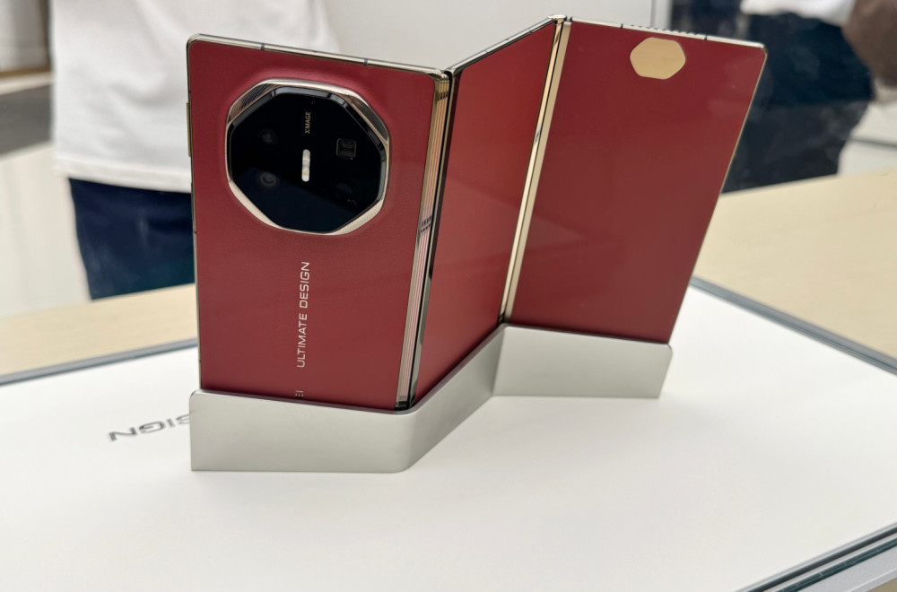 Znamo kada stiže novi Huawei trostruko sklopivi telefon