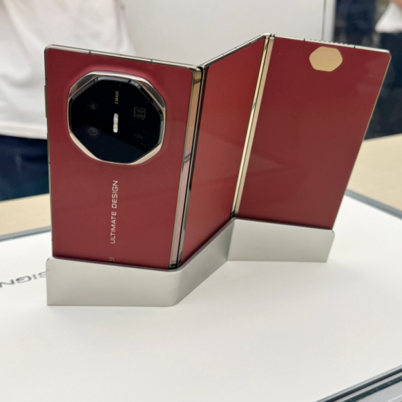 Znamo kada stiže novi Huawei trostruko sklopivi telefon