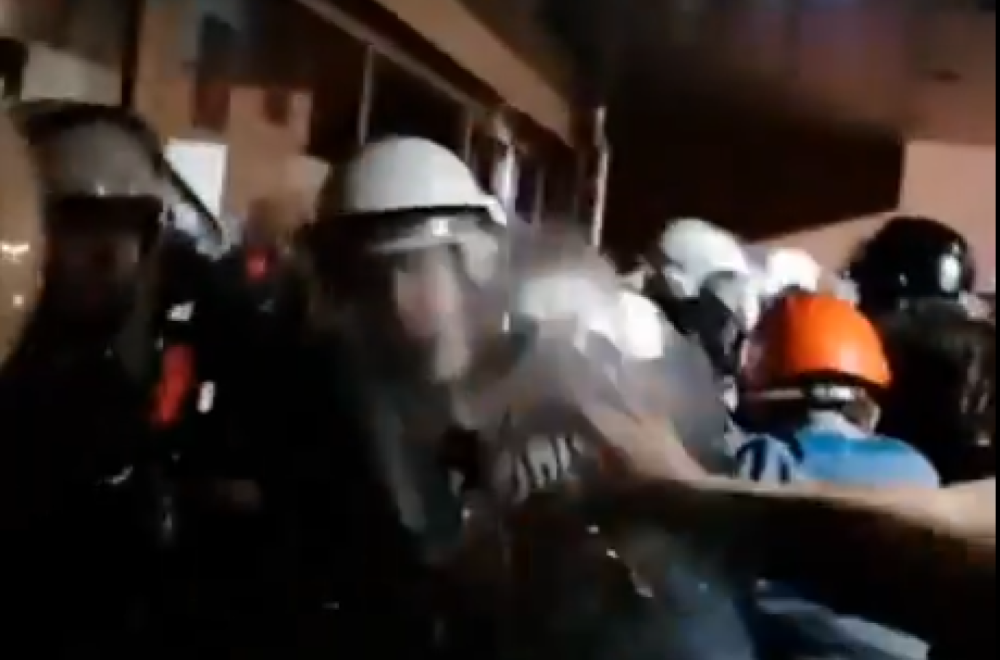 Blokaderi prete da će linčovati decu policajaca; Bacaju topovske udare; Bačulov predvodi napade VIDEO