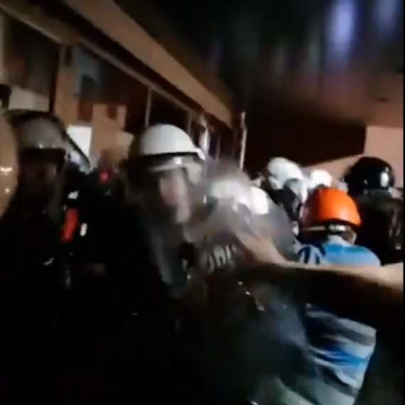 Blokaderi prete da će linčovati decu policajaca; Bacaju topovske udare; Bačulov predvodi napade VIDEO