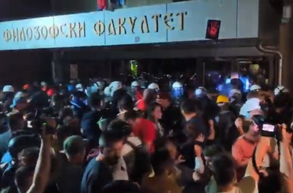 MUP o nasilju blokadera u Novom Sadu: Bacali kamenice na policiju; Hteli nasilno da uđu na fakultet VIDEO