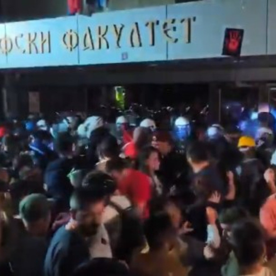 MUP o nasilju blokadera u Novom Sadu: Bacali kamenice na policiju; Hteli nasilno da uđu na fakultet VIDEO