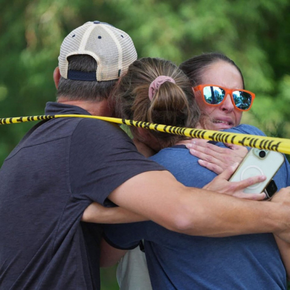 Pucnjava u školi: Učenik ranio nastavnicu, pa sebi oduzeo život VIDEO
