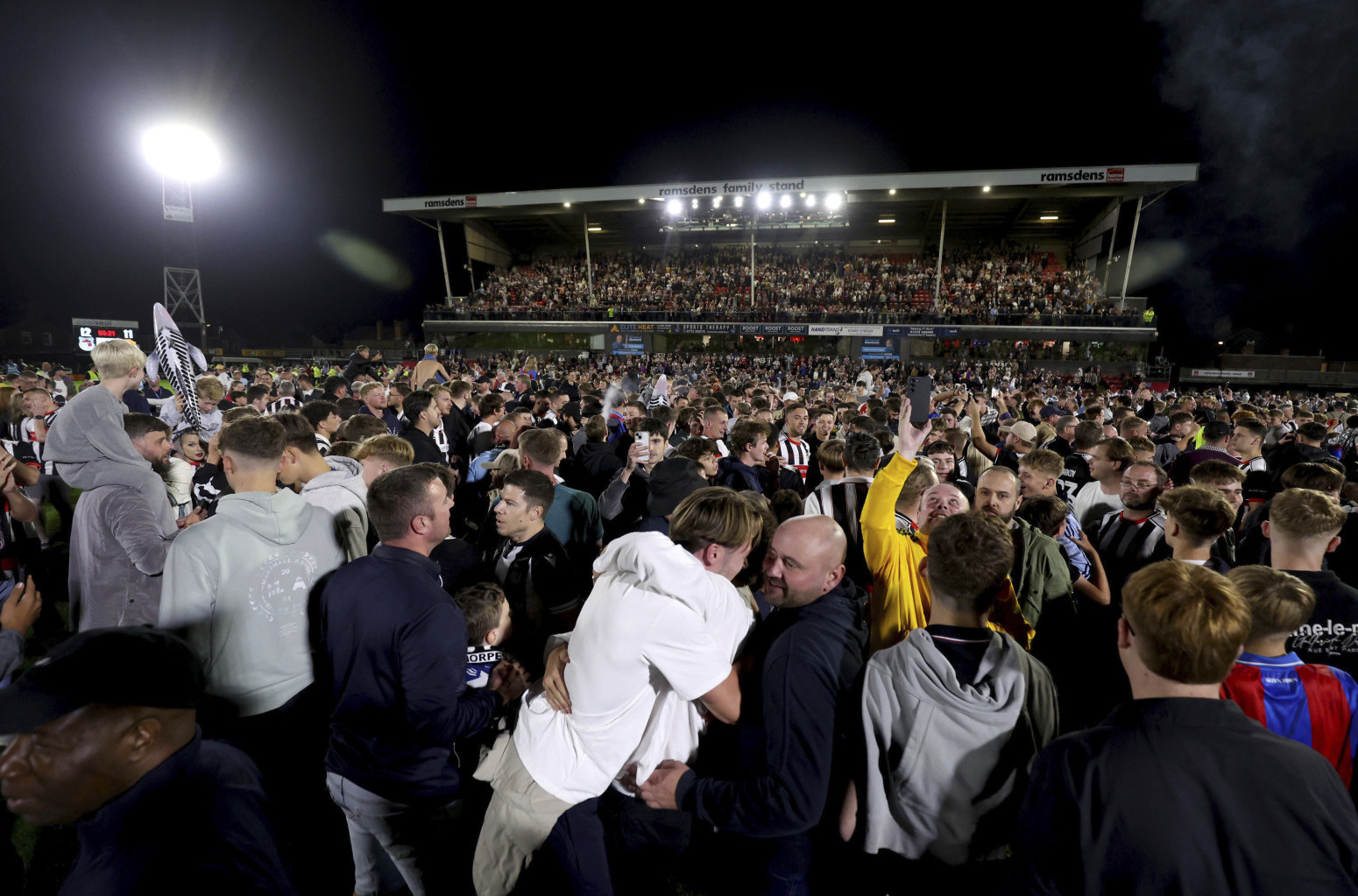 Od ovoga ne može luđe – pogledajte slavlje navijača Grimzbija VIDEO