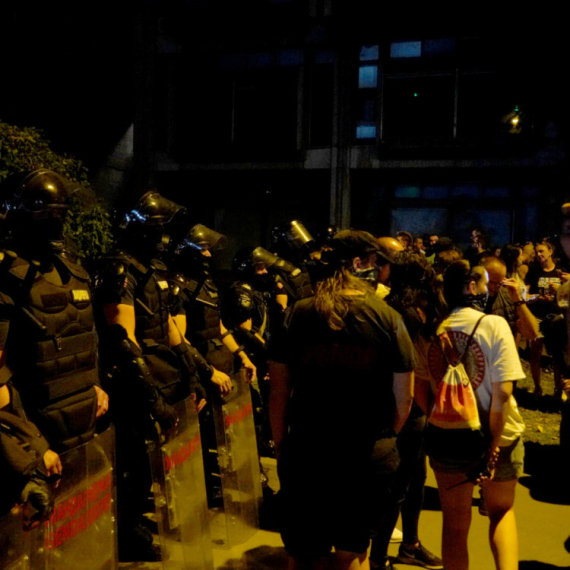 Uhapšena dva lica osumnjičena za napad na policajce ispred Filozofskog fakulteta u Novom Sadu