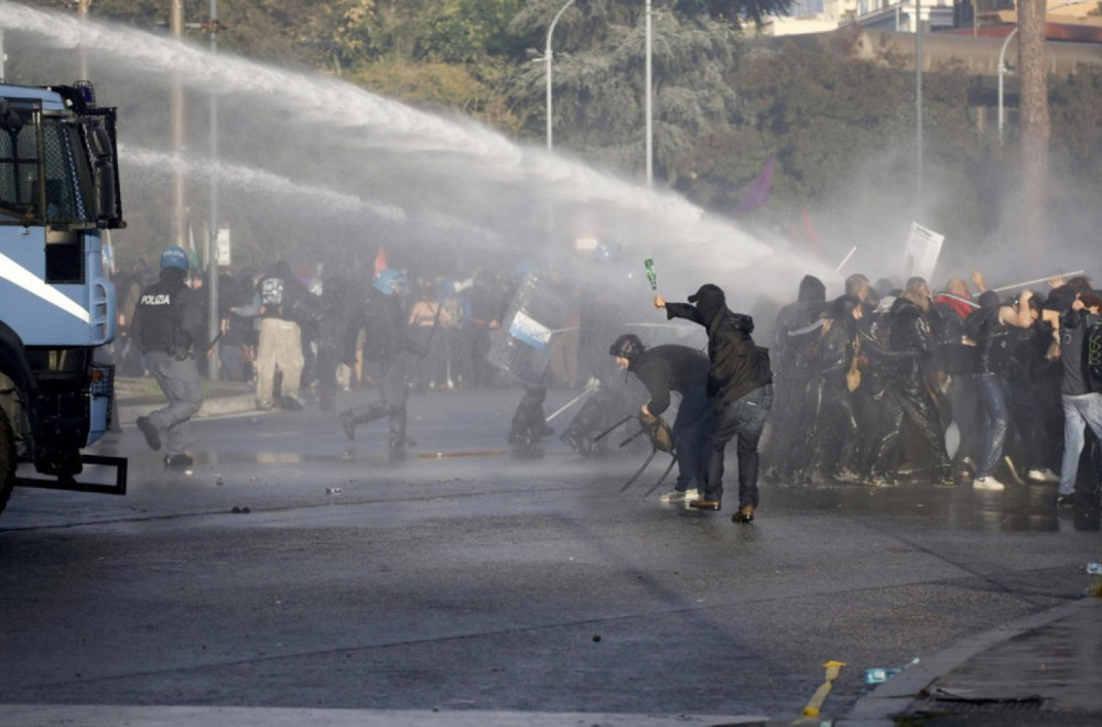 Palice, suzavac, vodene topove... Šta bi policija na Zapadu upotrebila protiv blokadera  u Novom Sadu? VIDEO
